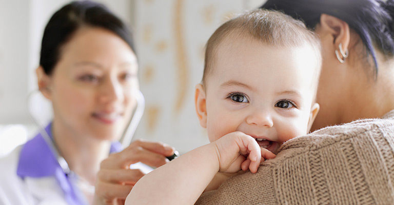 Banner com bebê, médico e mãe